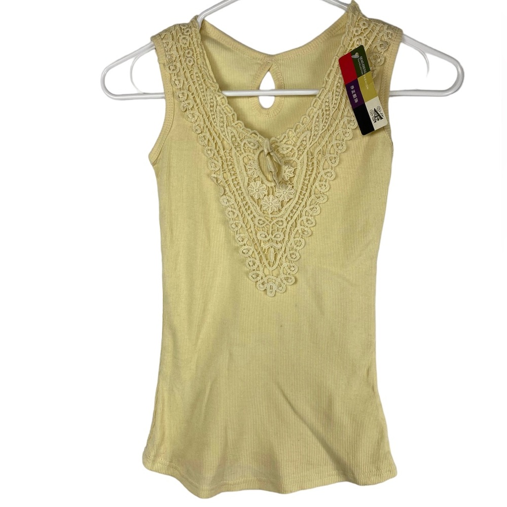 Tank Top with Lace Trim Around the Neck. M80